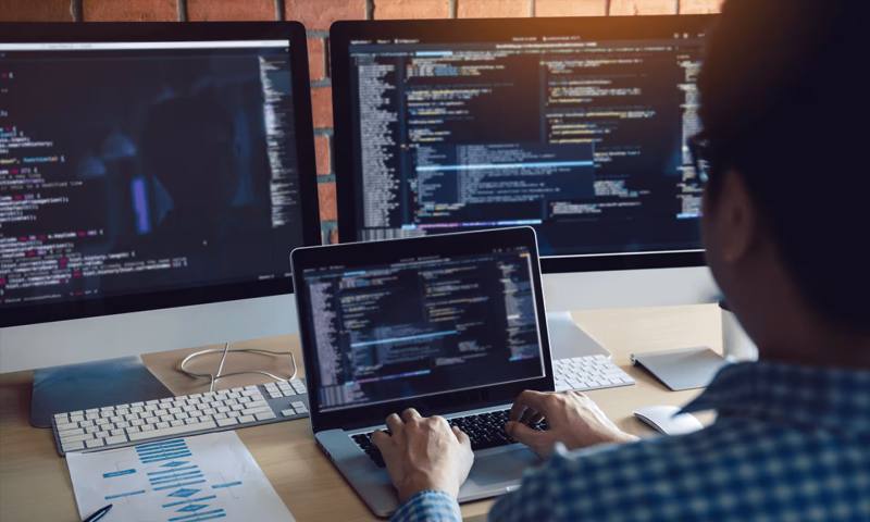 数据科学选型：R与Python如何赋能塔城网站建设？